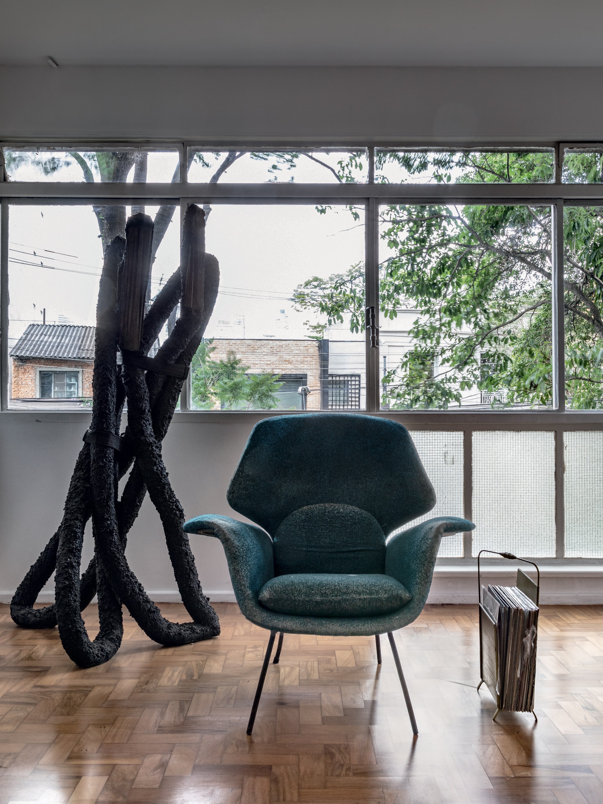 Apartamento minimalista em São Paulo destaca arte e móveis raros (Foto: Ruy Teixeira)